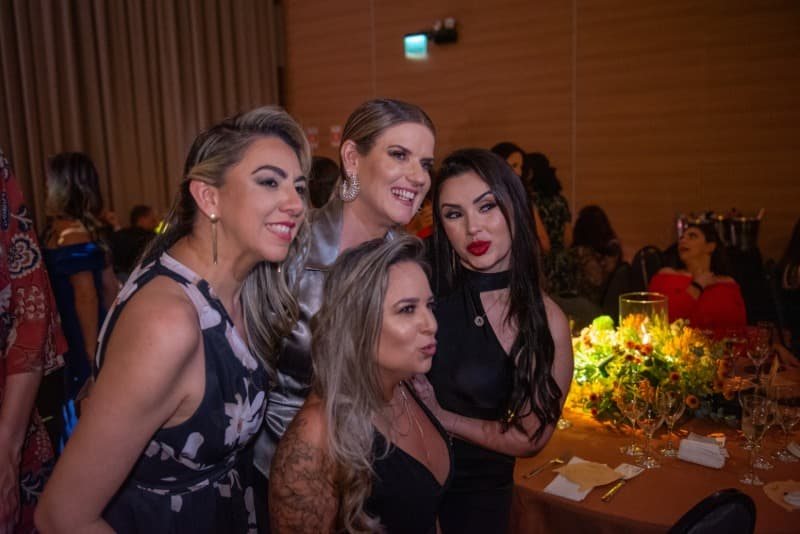 Convidadas reunidas no salão da cerimônia